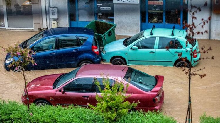 Κακοκαιρία Daniel: Εγκλωβισμένοι στο Βόλο μαθητές από τα Τρίκαλα που θα έδιναν εξετάσεις (video)