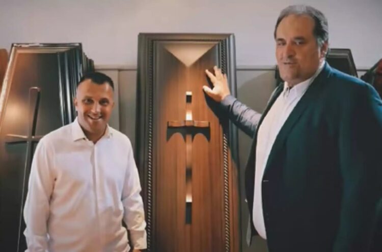 Επικό προεκλογικό σποτ υποψήφιου Συμβούλου σε Γραφείο Τελετών: «Σταυρός στον Μητράκα»!