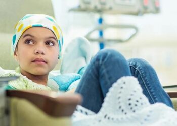 Καλή σχολική χρονιά στα παιδιά που κάνουν μάθημα μέσα στο νοσοκομείο, την ώρα που δίνουν μάχη με τον καρκίνο