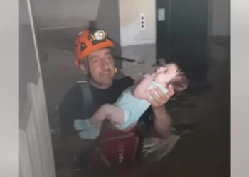 Βάρκιζα: Ανήλικοι επιχείρησαν να βάλουν φωτιά (video)