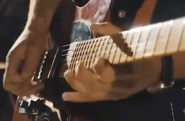 Κτηνοτρόφος από τη Λάρισα: Άρμεγμα, πότισμα και κιθάρα ανάμεσα στα πρόβατα (video)