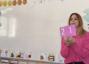 Κτηνοτρόφος από τη Λάρισα: Άρμεγμα, πότισμα και κιθάρα ανάμεσα στα πρόβατα (video)