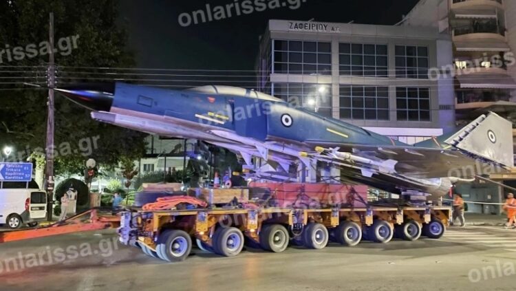 Άφωνοι οι Λαρισαίοι με το μαχητικό αεροσκάφος που εμφανίστηκε στους δρόμους της πόλης (video)