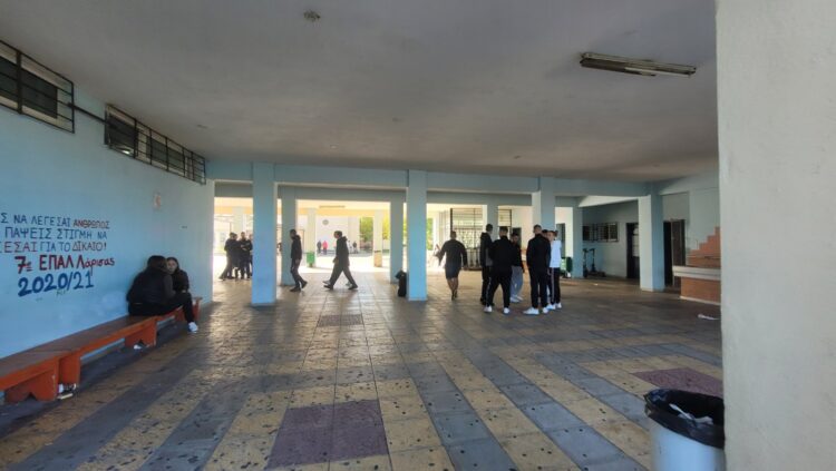 Άνω – κάτω το 7ο ΕΠΑΛ Λάρισας για 45 λεπτά με όλους τους μαθητές να παραμένουν εκτός του σχολείου