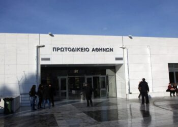 Μητέρα έχασε την επıμέλεıα των ανήλικων παιδιών καθώς έβρıζε καθημερινά τον πατέρα τους (video)
