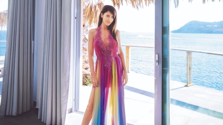 Έγινε μαυρομάλλα, εξαφανίστηκε από την tv: Η Πετρούλα δεν έχει καμία σχέση με to κορίτσι που έλεγε τον καιρό