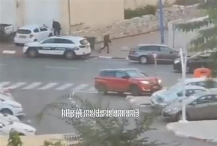 Βίντεο-σοκ με ενόπλους να πυροβολούν πολίτη που οδηγεί το αυτοκίνητό του