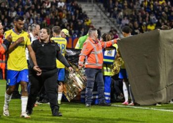 Διεκόπη το ματς Βάλβαϊκ – Άγιαξ: Αναίσθητος ο γκολκίπερ των γηπεδούχων- Έγινε χρήση απινιδωτή (video)