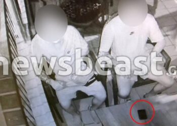 Οι 2 δράστες πίνουν καφέ αφού σkoτώσαν στο ξύλο τον 54χρονο φύλακα -Πέταξαν το κινητό του και περαστικός πήρε τηλέφωνο τη σύζυγο