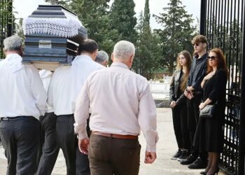 Αίας Μανθόπουλος: Συντετριμμένη η σύντροφός του στην κηδεία του-Τραγικές φιγούρες τα παιδιά του[Φωτογραφίες]