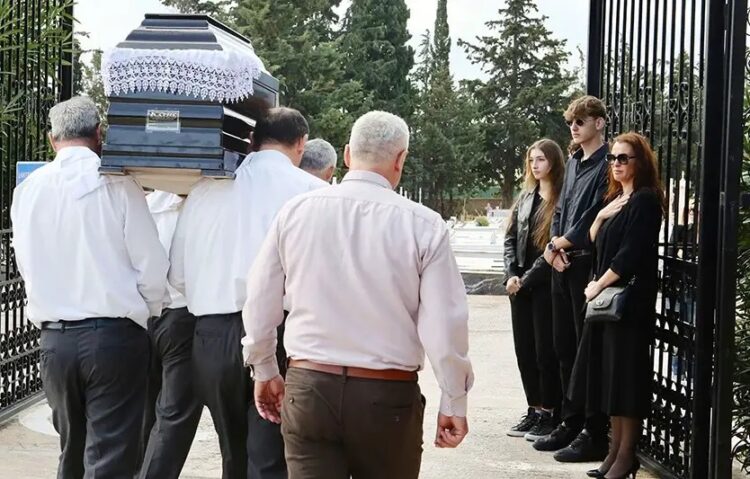 Αίας Μανθόπουλος: Συντετριμμένη η σύντροφός του στην κηδεία του-Τραγικές φιγούρες τα παιδιά του[Φωτογραφίες]