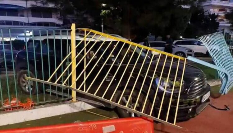 Παραλίγο τραγωδία σε παιδική χαρά στη Βουλιαγμένη: Αυτοκίνητο καρφώθηκε στα κάγκελα