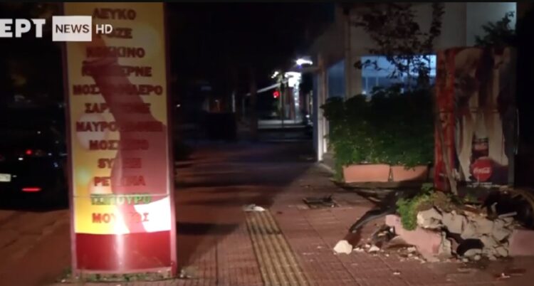 Τροχαίο με Νεκρό έναν 28χρονο στην Ηλιούπολη: Μηχανή πήρε «σβάρνα» κάδο, δέντρο, βαρέλι και κράσπεδο[video]