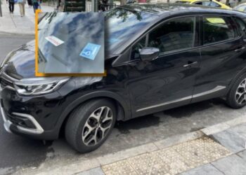 Δεν υπάρχει σωτηρία: ΑμεΑ πάρκαρε το ΙΧ του και έκλεισε ράμπα ΑμεΑ στο κέντρο της Αθήνας