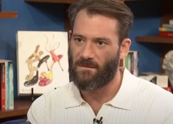 Αντίνοος Αλμπάνης: «Μεγαλώνω παιδί και φοβάμαι τρία πράγματα, το ένα ότι θα μου βγει π@@#$&ς»