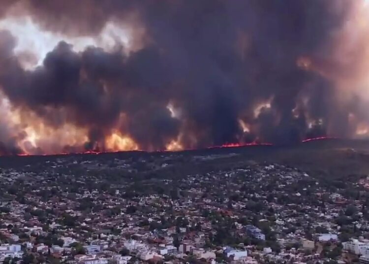 Τρομακτικό βίντεο με τεράστιο τείχος φωτιάς να πλησιάζει πόλη της Αργεντινής – Ξεκίνησε από κατασκηνωτή που ήθελε να φτιάξει καφέ