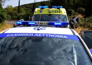 Πανικός στη γειτονιά! 35χρονη κυνηγούσε τον άνδρα της με σπαθί λόγω… φαγητού
