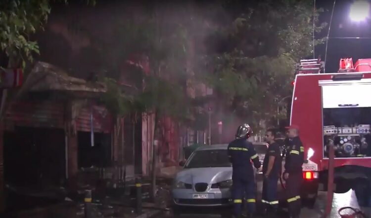 Μεγάλη φωτιά τα ξημερώματα σε κατάστημα ηλεκτρικών ειδών στον Άγιο Παντελεήμονα – Καταστράφηκε ολοσχερώς (video)