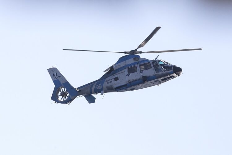 Σοκ στην Πιερία: Ελικόπτερο του Λιμενικού παρέσυρε ομπρέλες στην παραλία-Τραυματίστηκε 42χρονη (video)