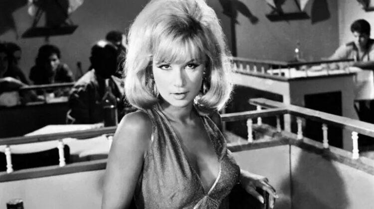 «Εγώ ψηφίζω 154»: Το πανέξυπνο σποτ της Αλίκης που προκάλεσε πάταγο ενώ η χώρα έβραζε από εκλογικό πυρετό