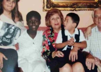 Η γυναίκα που άνοιξε το σπίτι της σε παιδιά ιδρυμάτων και μεγάλωσε 8 παιδιά