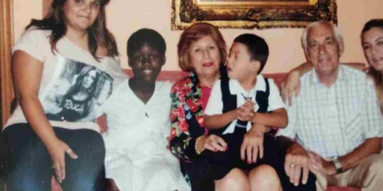 Η γυναίκα που άνοιξε το σπίτι της σε παιδιά ιδρυμάτων και μεγάλωσε 8 παιδιά