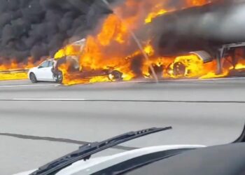 Τρομακτικό τροχαίο: 2 άνθρωποι νεκpoί μετά από σύγκρουση με βυτιοφόρο – Ξέσπασε τεράστια φωτιά (video)