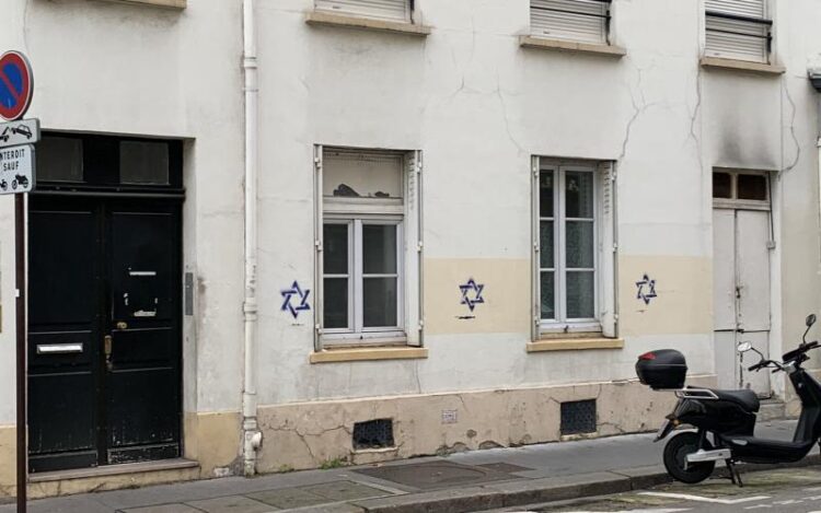 Σοκ στη Γαλλία: Γέμισαν με Άστρα του Δαβίδ σπίτια και επιχειρήσεις Εβραίων (φωτο)