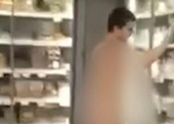 Απίστευτο περιστατικό σε σούπερ μάρκετ της Αττικής: Πήγε να ψωνίσει… ολόγυμνος (video)