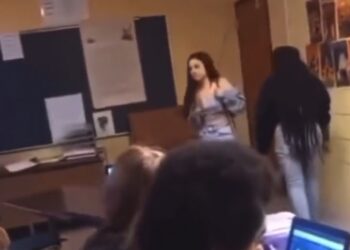 Δείτε σοκαριστικό βίντεο με 15χρονη μαθήτρια να εκσφενδονίζει καρέκλα στο κεφάλι της καθηγήτριάς της