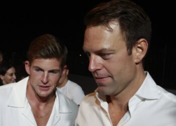 Αρχιμανδρίτης για Κασσελάκη: «Έχει την κάψα μην τυχόν μείνει στο ράφι και τον λένε γεροντοκόρη…Καλά κουρέματα»