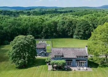 Αυτό είναι το σπίτι που μένει ο Στέφανος Κασσελάκης στη Νέα Υόρκη – Έχει λίμνη και φάρμα με ζώα