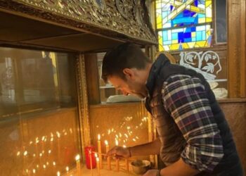 Κασσελάκης: «Αν βάλω 50 ευρώ για κεριά, θα μου δώσεις πενηντάρικο για βενζίνη;»