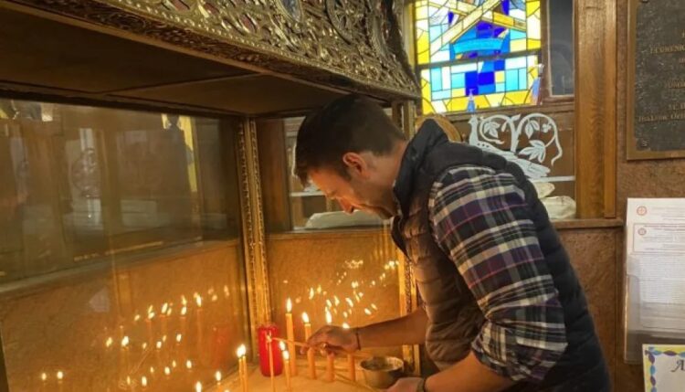 Κασσελάκης: «Αν βάλω 50 ευρώ για κεριά, θα μου δώσεις πενηντάρικο για βενζίνη;»