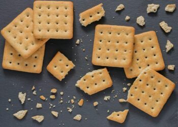 Οι άνθρωποι μόλις ανακάλυψαν σε τι ακριβώς εξυπηρετούν οι τρύπες στα κρακεράκια