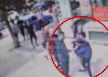 Βίντεο ντοκουμέντο από το MEGA: Γονείς δέρνουν 16χρονους που απείλησαν και χτύπησαν συμμαθητή τους