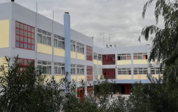 Επίθεση με μολότοφ στο 2ο Λύκειο Μοσχάτου! 8 συλλήψεις ανηλίκων