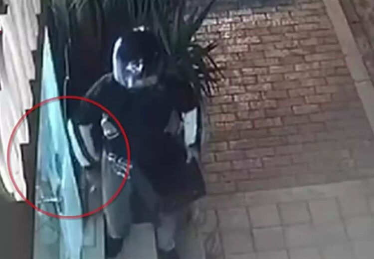 Ληστής έκλεψε χρήματα από φούρνο στην Δάφνη και τον χτύπησε ο ιδιοκτήτης με φτυάρι (video)