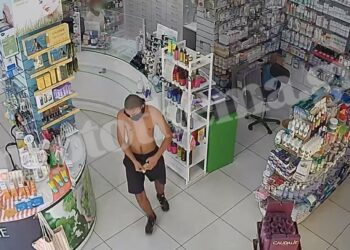 Πειραιάς: Βίντεο ντοκουμέντο από συμμορία που απειλούσε με όπλα και μαχαίρια υπαλλήλους φαρμακείων και «άδειαζαν» τα ταμεία