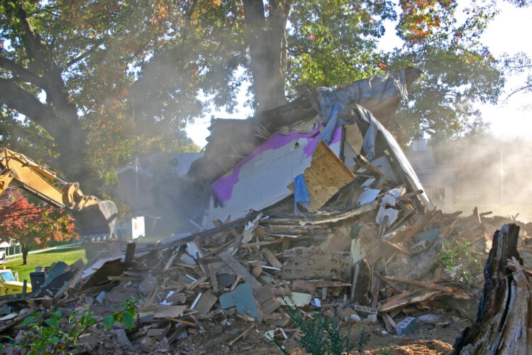 Γκρέμισαν λάθος σπίτι: Γύρισαν από διακοπές και βρήκαν το σπίτι κατεδαφισμένο – «Συγγνώμη, έγινε λάθος», της είπαν (video)