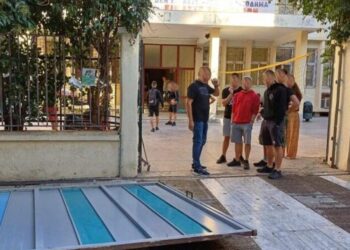 Νέα Σμύρνη: Παραλίγο τραγωδία σε λύκειο – Κατέρρευσε βαριά σιδερένια πόρτα (φωτο)