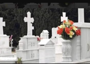 Σκηνές Θρίλερ: Ανήλικο παιδί κλείστηκε μέσα… σε νεκροταφείο! Του έκαναν παρέα οι αστυνομικοί μέχρι να βρεθεί ο υπεύθυνος