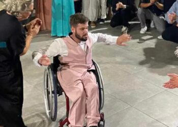Δύναμη ψυχής: Χόρεψε το πιο παλικαρίσιο ζεϊμπέκικο στο γάμο της αδερφής του και αποθεώθηκε