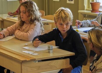 Επιστρέφει στο μολύβι και το χαρτί η χώρα που έβαλε τα τάμπλετ στα νηπιαγωγεία – Στην πυρά και η διαδικτυακή διδασκαλία