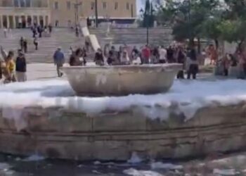 Το σιντριβάνι στο Σύνταγμα γέμισε σαπουνάδες: Άγνωστος έριξε απορρυπαντικό (video)