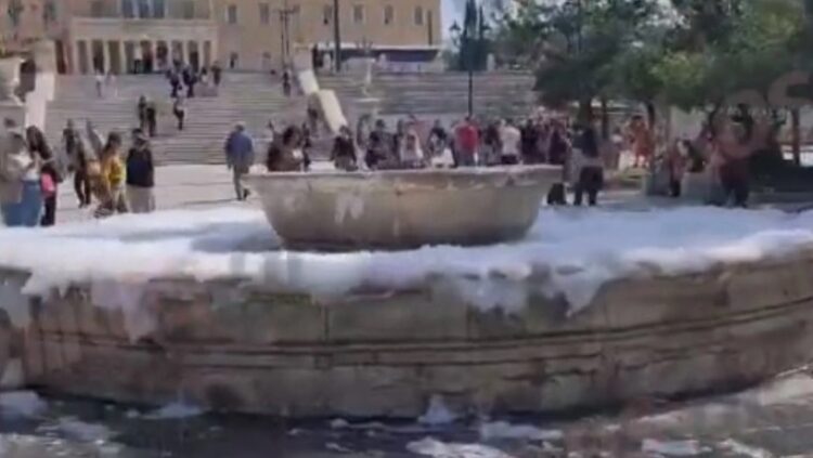 Το σιντριβάνι στο Σύνταγμα γέμισε σαπουνάδες: Άγνωστος έριξε απορρυπαντικό (video)