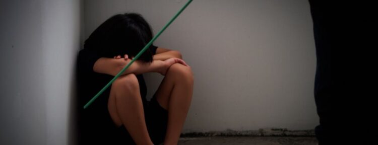 Χαλκίδα: “Αν δεν κάτσεις, θα σε πετάξω από το μπαλκόνι”, απειλούσε τον 9χρονο ο πατέρας του (video)