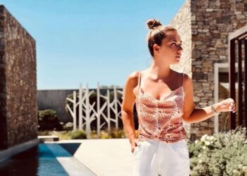 Βάσω Λασκαράκη: Φόρεσε την παντελόνα που ταιριάζει σε όλες, σε μια απίθανη απόχρωση