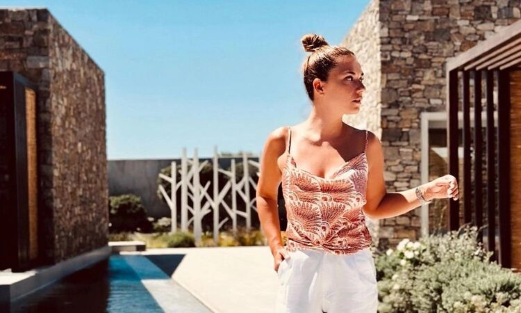 Βάσω Λασκαράκη: Φόρεσε την παντελόνα που ταιριάζει σε όλες, σε μια απίθανη απόχρωση