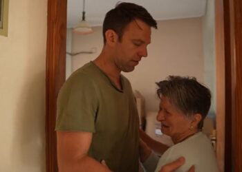 Βόλος: Ηλικιωμένη ξεσπά σε κλάματα στην αγκαλιά του Κασσελάκη – «Οι πρώτοι που μπαίνετε σπίτι μας»